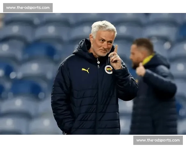 费内巴切锁定沃克！曼城放行 + 高薪诱惑，英格兰老将迎职业生涯十字路口